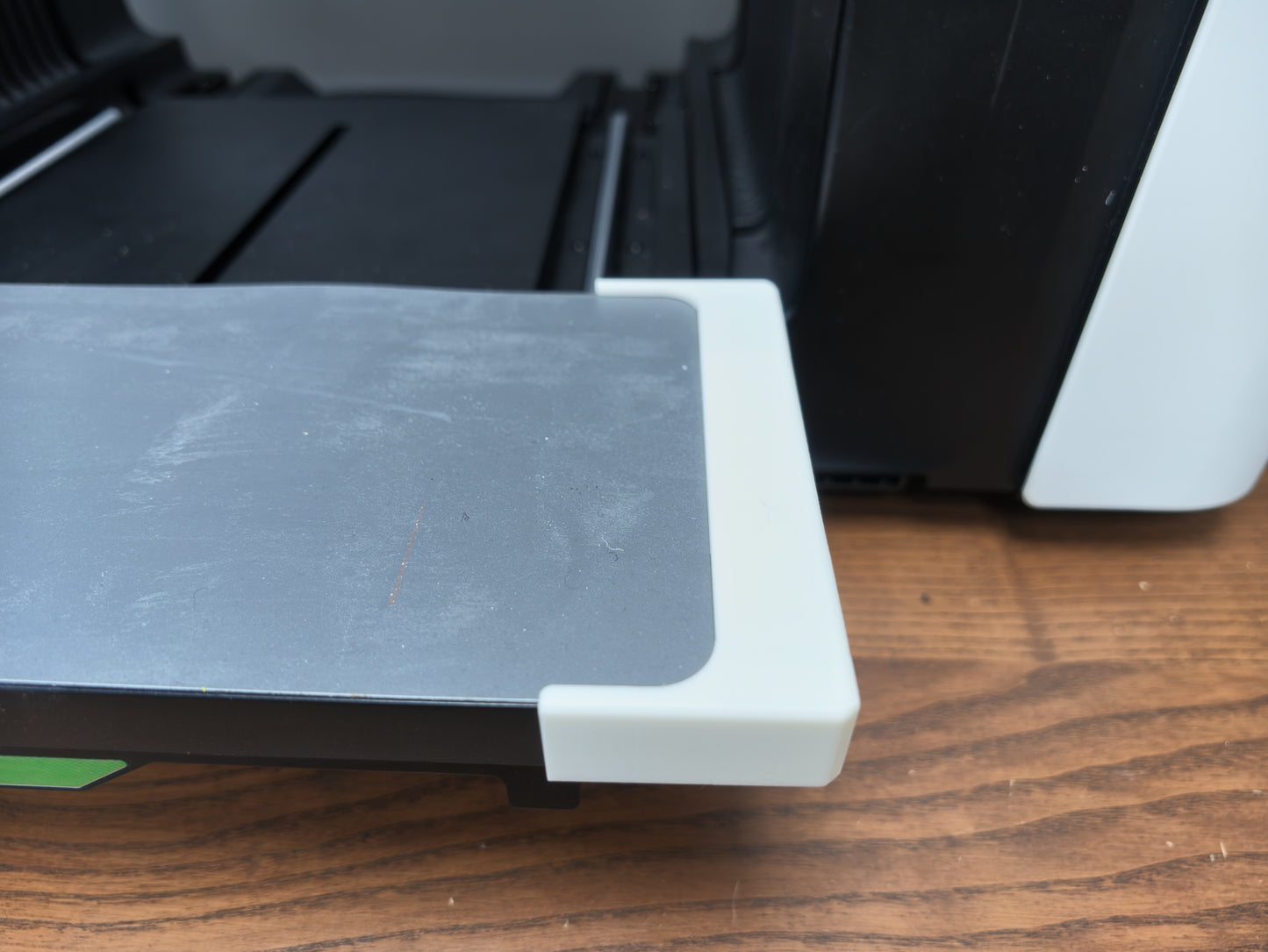 Close-up of the Omni Bracket System push-fit rail on the xTool O1 Omni bed edge