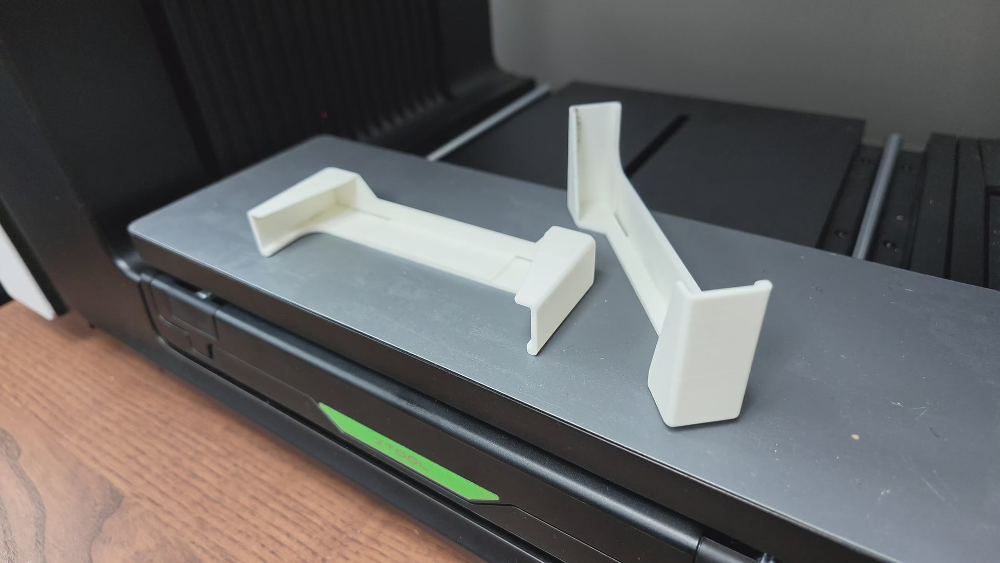Video showing the Omni Bracket System quick-swap jig mounting on the xTool O1 Omni UV printer