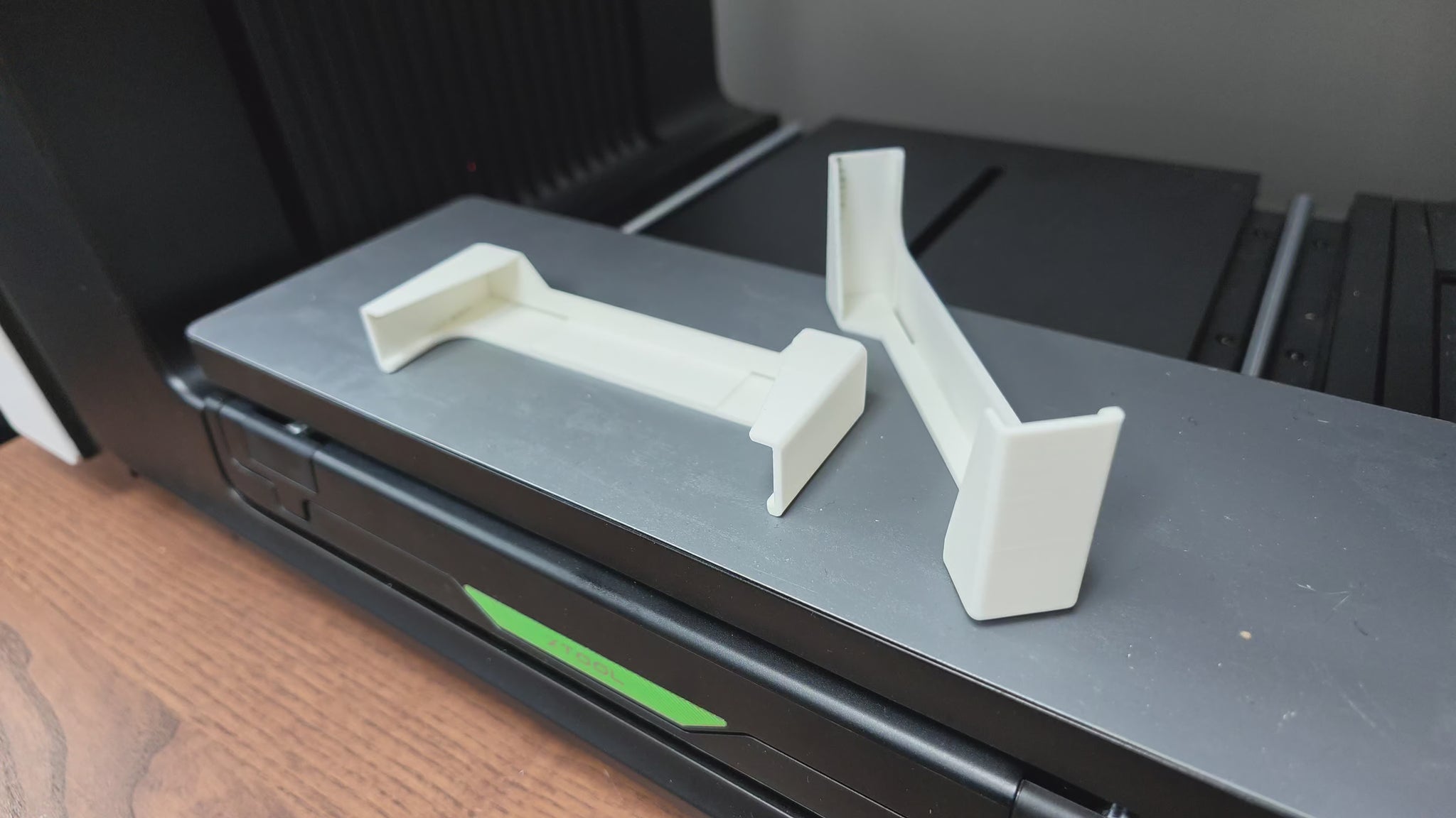 Video showing the Omni Bracket System quick-swap jig mounting on the xTool O1 Omni UV printer